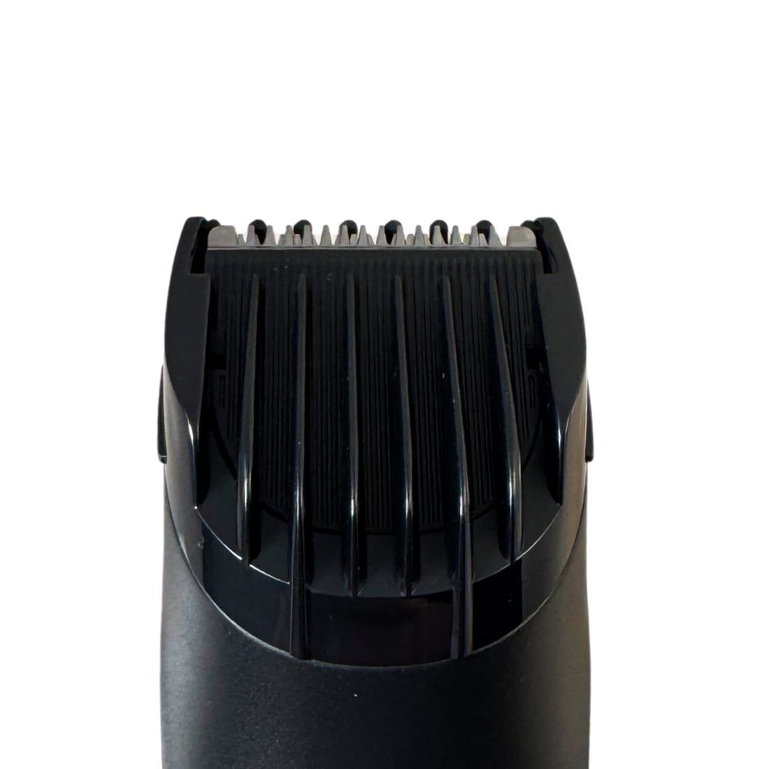 Hair trimmer cutting head with black comb teeth and blade housing