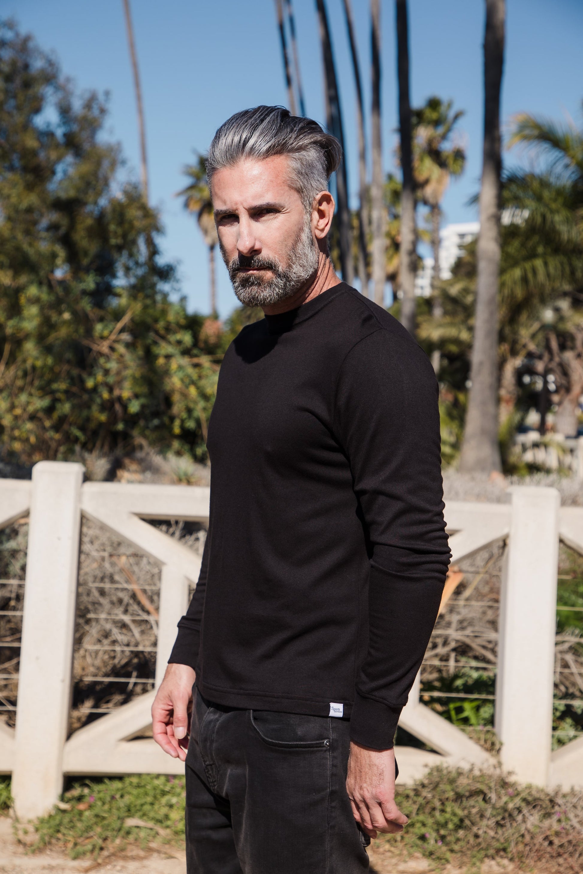Men's long-sleeve T-shirt, black crew neck with ribbed cuffs