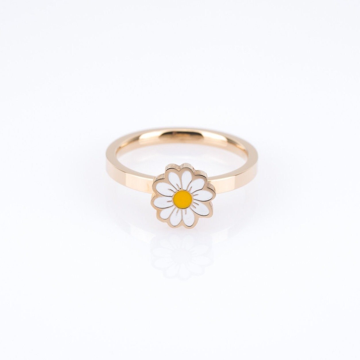 Rotatable daisy flower ring with white petals, yellow center, and gold finish