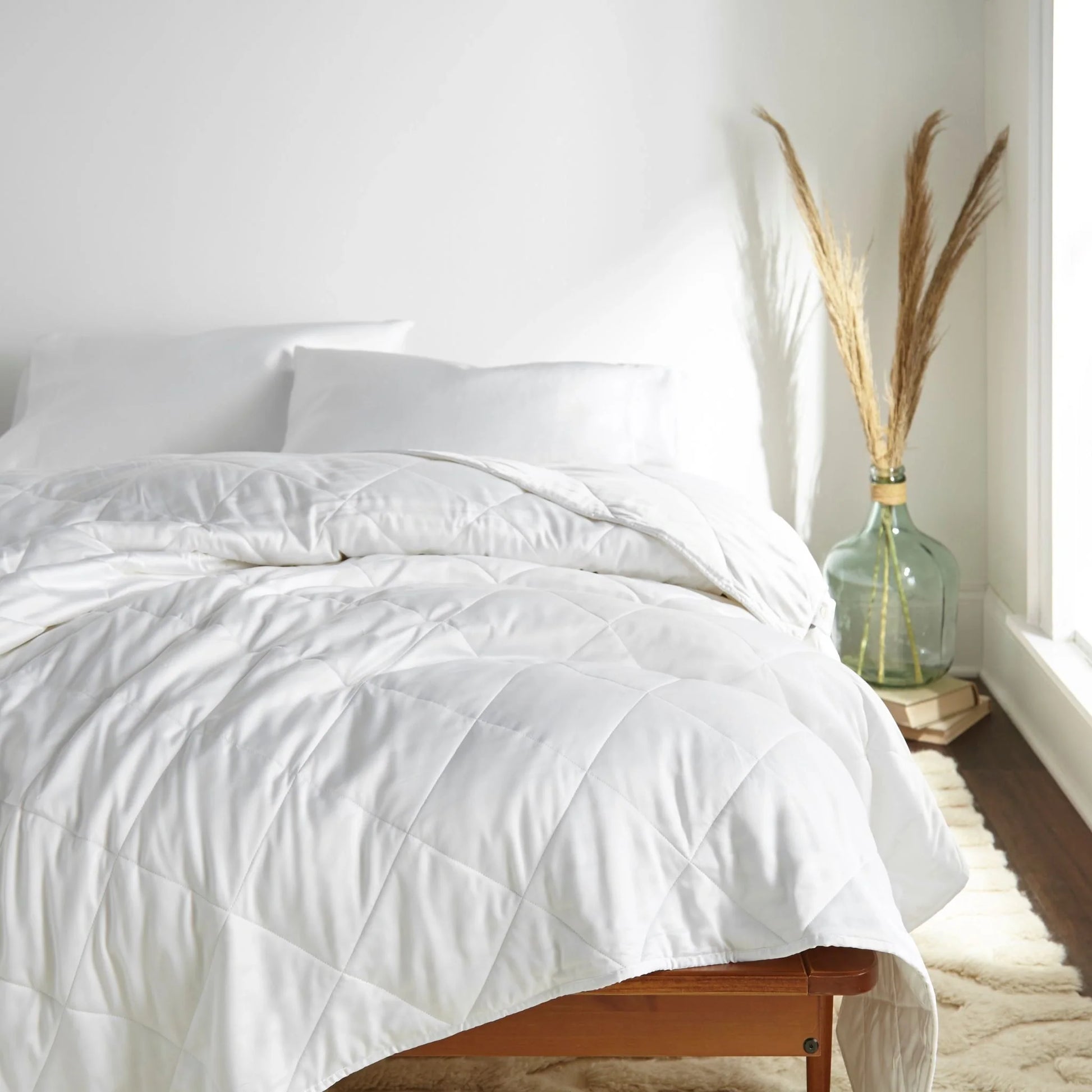 White all-season duvet comforter with quilted channel stitching