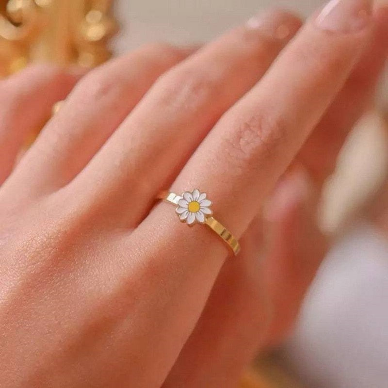 Daisy flower rotatable ring with white petals, yellow center, and gold band