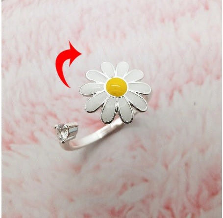 Silver fidget spinner ring with white daisy and yellow center