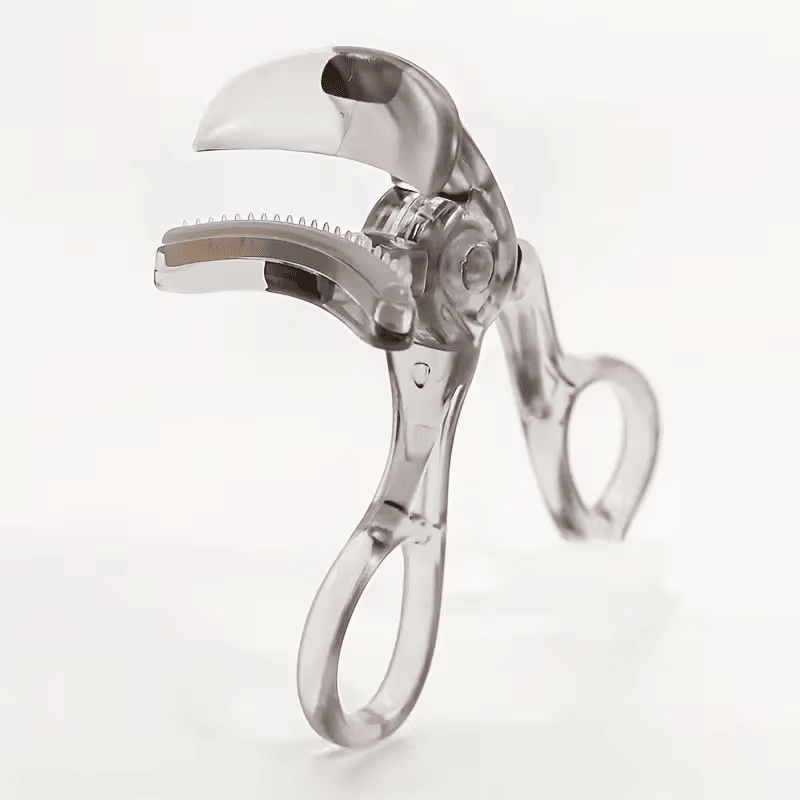 Portable wide-angle eyelash curler with built-in comb - suitable for all eye shapes, easy to use, battery-free, ideal for beginners - Renee Lane Company