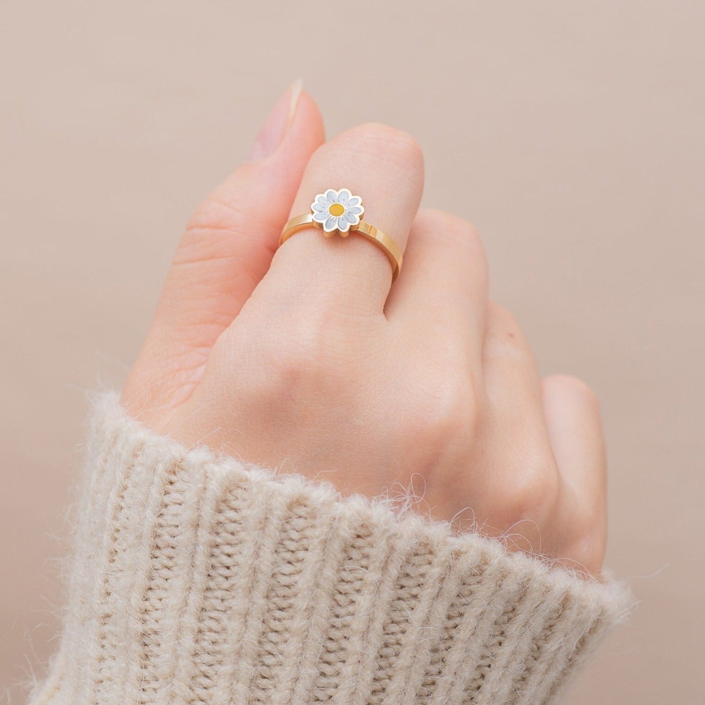 Daisy fidget spinner ring in gold with white petals and yellow center