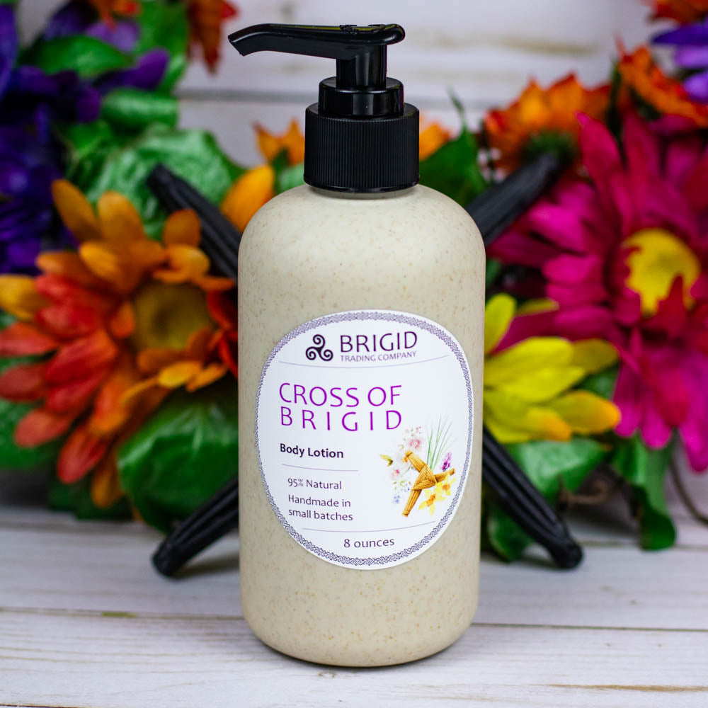 Natural body lotion bottle with black pump and speckled light beige bottle
