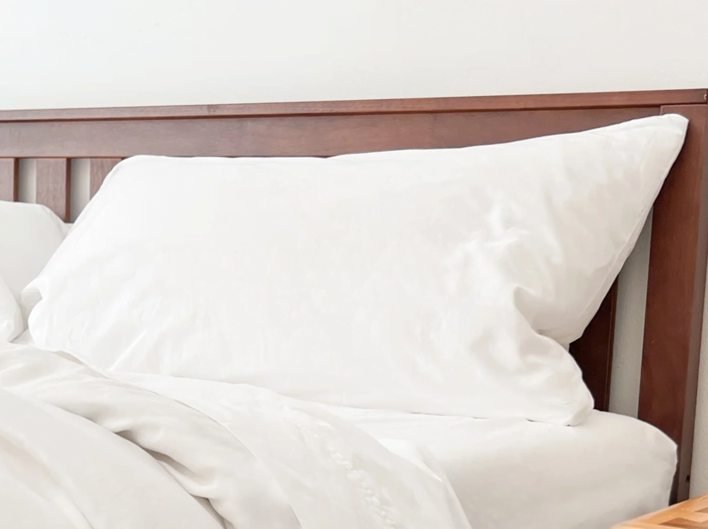 Percale pillowcase, white, smooth fabric with envelope fold detail