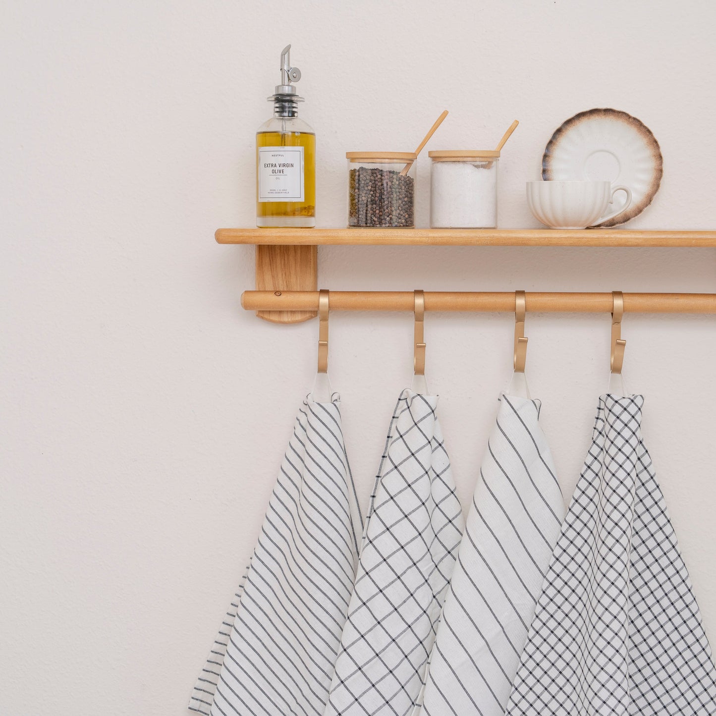 Kitchen towel set: striped and check towels in white with black lines