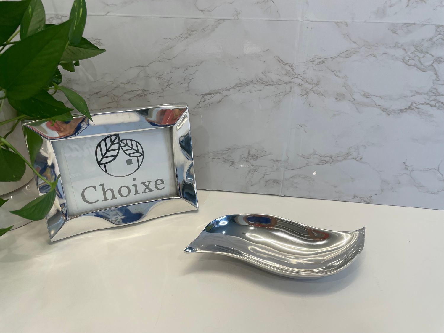 Wavy snack nut bowl, reflective silver aluminum with Choixe logo