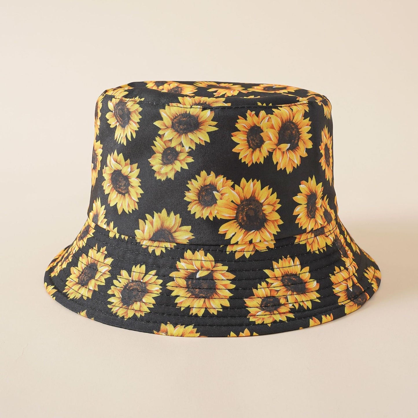 Double-sided fisherman hat in dark fabric with scattered sunflower print