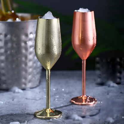 Stemmed cocktail glasses with metallic finish in gold-green and rose gold, with lemon pieces