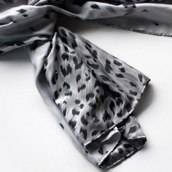 Silver-gray silk scarf with leopard pattern and rolled edges