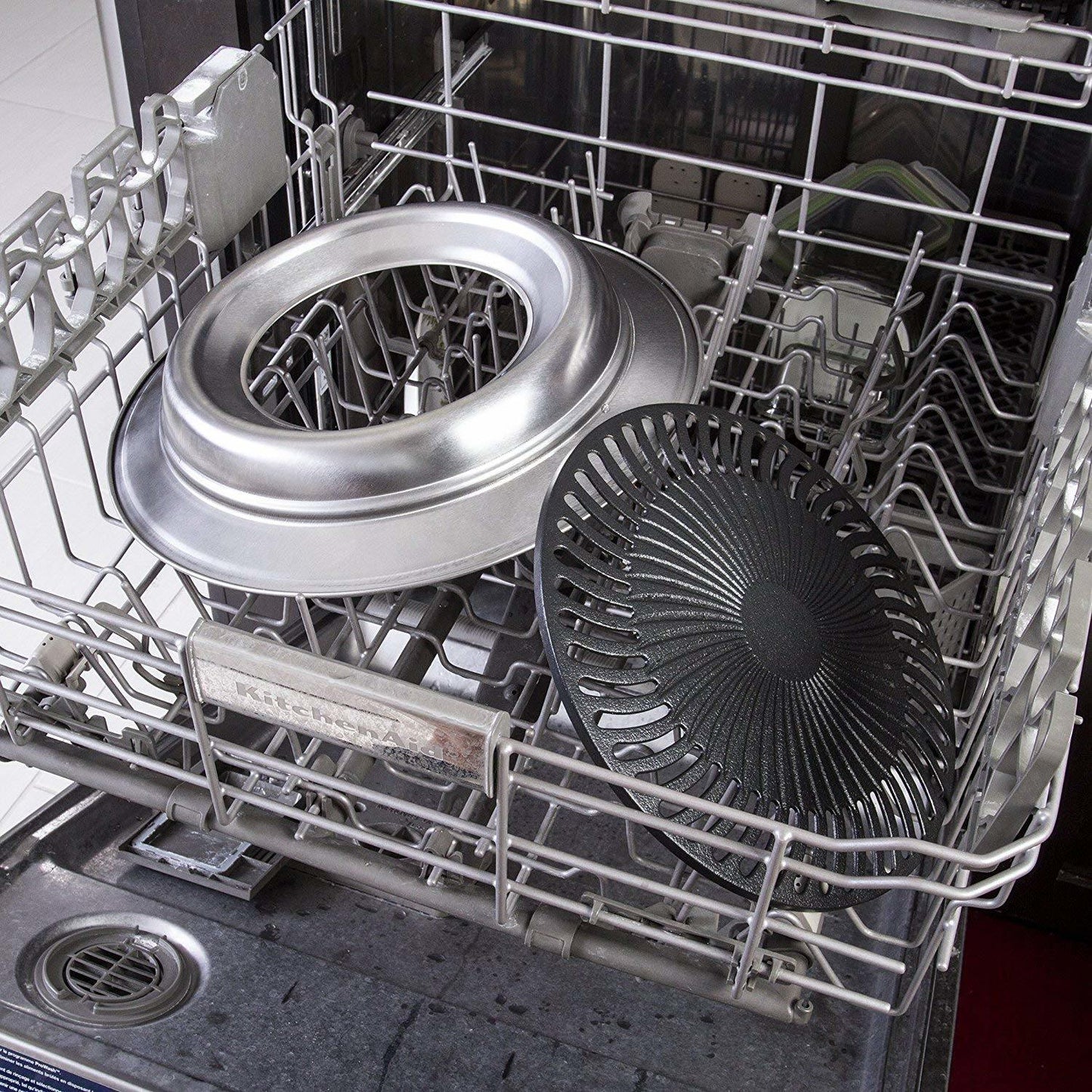 Round smokeless grill insert in a dishwasher rack