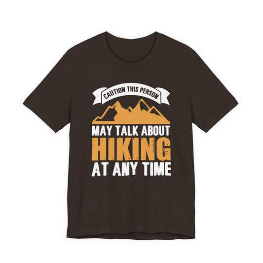 Dark brown hiking chat T-shirt with mountain graphic and slogan print