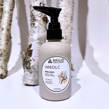 Natural body lotion bottle with black pump, speckled light beige bottle front view