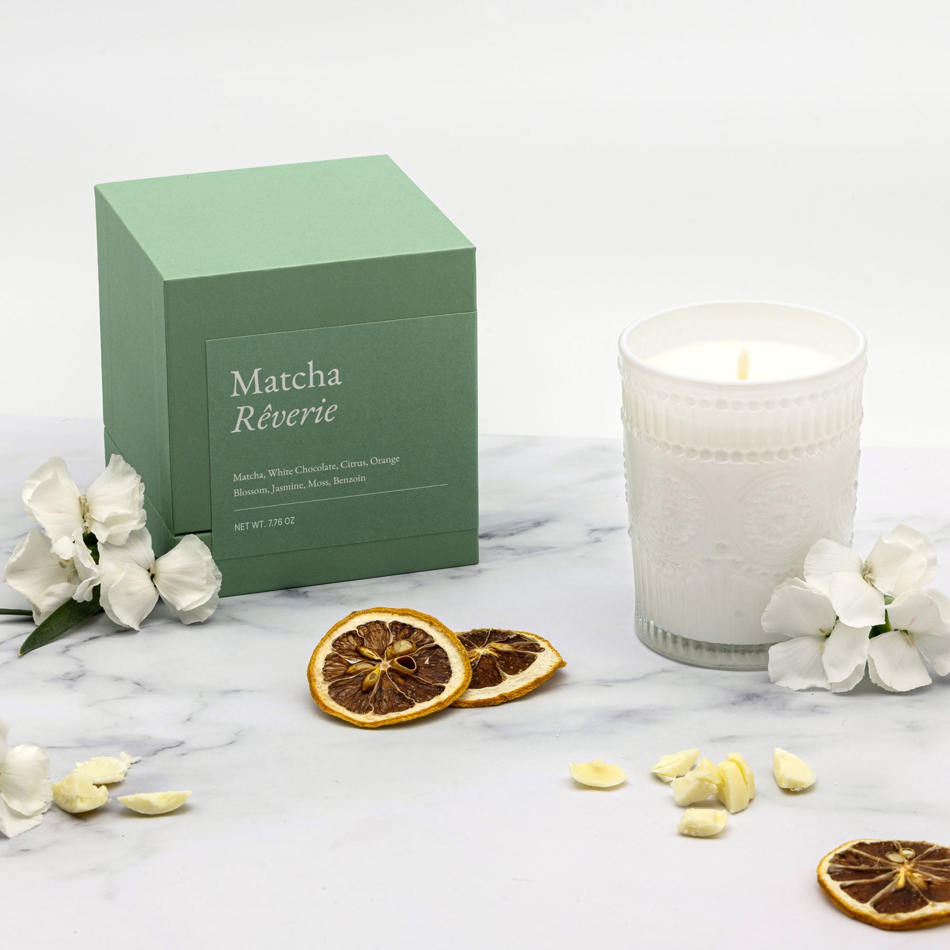 Scented glass candle with white jar and “Matcha Réverie” green gift box