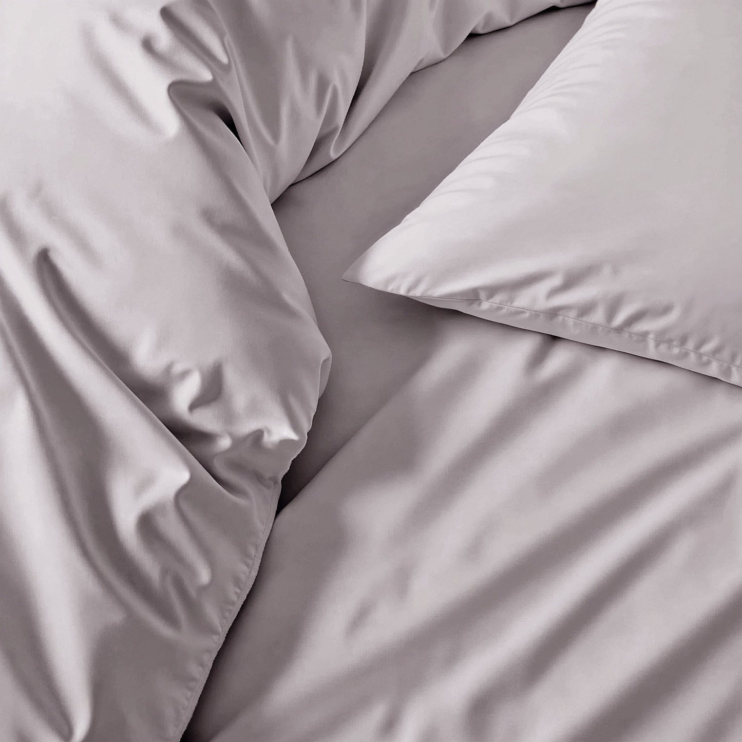 Sateen duvet cover, light gray with satin sheen and stitched folds