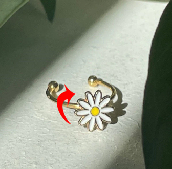 Silver fidget spinner ring with white daisy and gold center