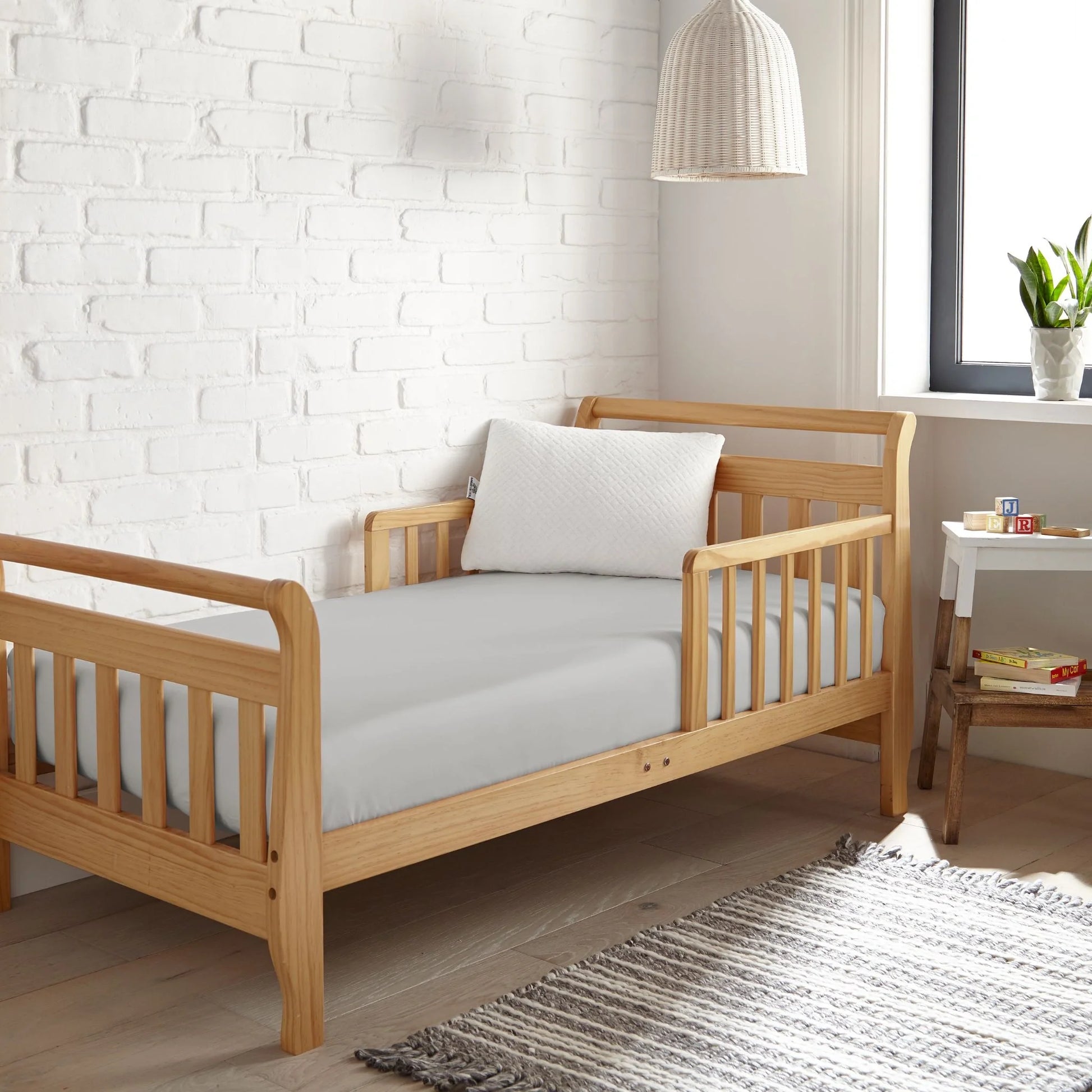 Crib fitted sheet in white, smooth knit fabric for breathable sleep