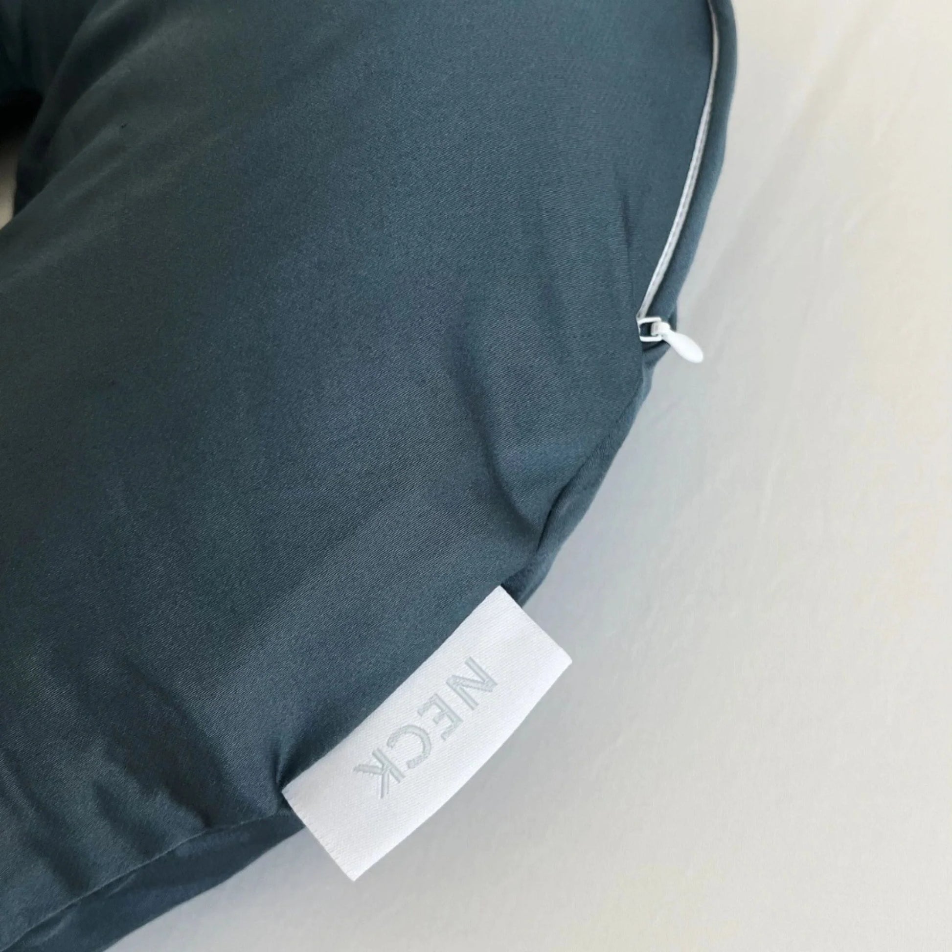 Cooling bamboo viscose travel pillowcase, deep blue, zipper pull and label tab