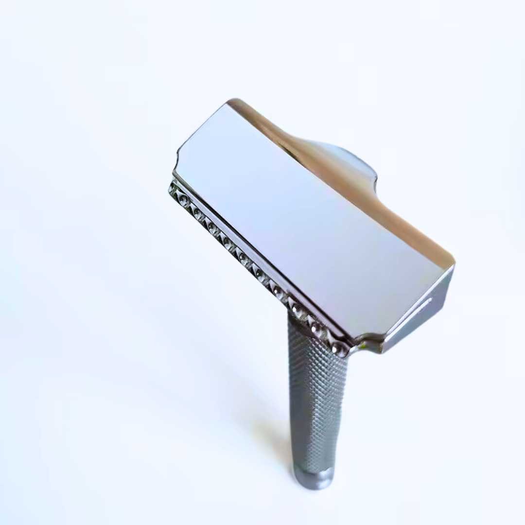 SteelMaster Razor head angled, showing sharp comb and silver textured handle