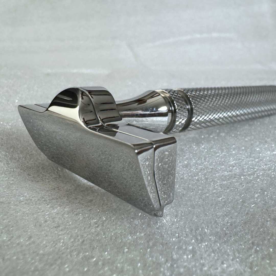 SteelMaster Razor safety head with chrome finish and ribbed metal handle