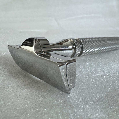 SteelMaster Razor safety head with chrome finish and ribbed metal handle