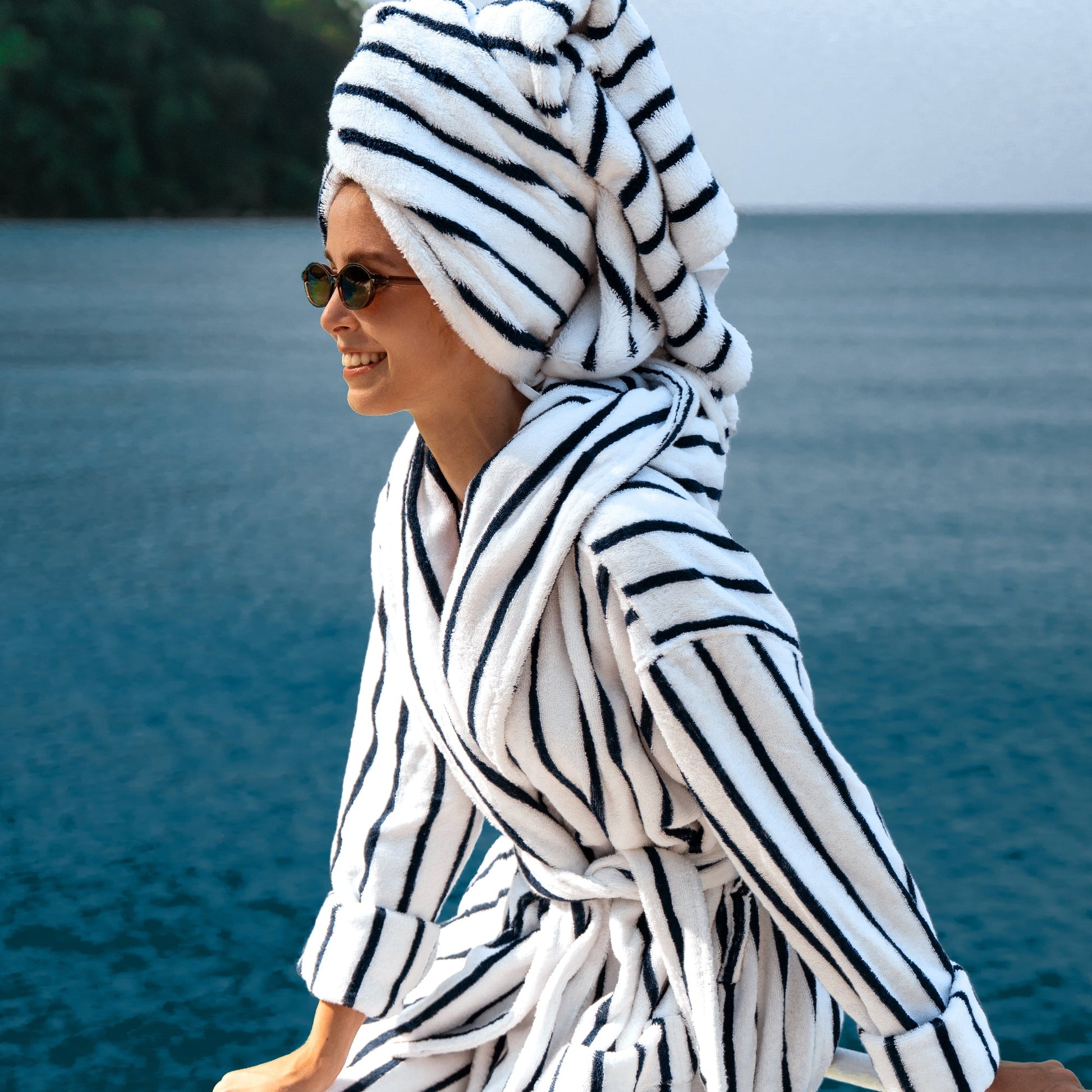 Striped cotton unisex bathrobe with hood and tie belt, long sleeves; white with blue stripes